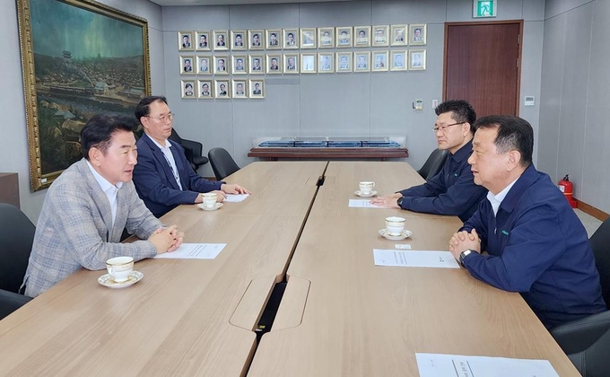 김동근 의정부시장(왼쪽)이 7월 10일 한국철도공사 본사를 찾아가 고준영 사장 직무대행(오른쪽)과 면담을 갖고 망월사역 북부역사 존치를 강력하게 요구했다.(사진설명)
