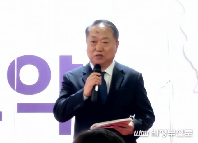 박성복 흥선복지센터 권역국장이 주요 업무보고를 하고 있다.(사진설명)
