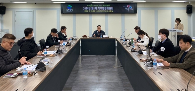 김재훈 부시장 주재로 지난 2월 20일 개최된 ‘2023년 하반기 적극행정 우수사례 및 우수공무원’ 선발을 위한 제1차 적극행정위원회 회의 모습(사진설명)