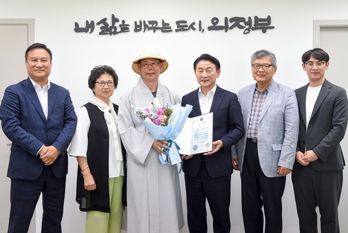 김동근 시장이 '노인일자리 및 사회활동지원사업 평가'에서 보건복지부장관 최우수 표창을 수상한 의정부시니어클럽 관계자들과 기념촬영하고 있다.(사진설명)