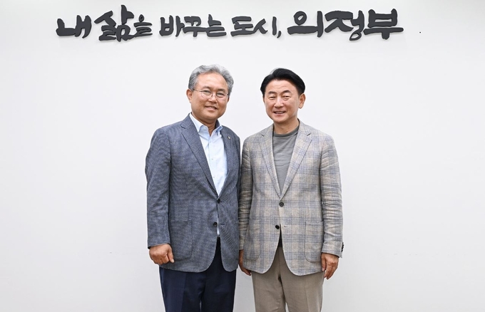 김동근 시장(오른쪽)이 김명수 의정부농협 조합장(왼쪽)과 차담회를 갖고 기념촬영하고 있다.(사진설명)