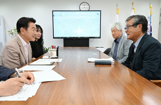 김동근 시장(왼쪽)이 6월 2일 전주류씨락봉공파 류풍수 회장단(오른쪽)과 차담회를 갖고 있다.(사진설명)<br>
