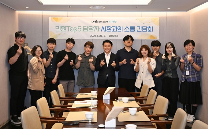 김동근 의정부시장(가운데)이 25일 민원 담당 공무원들과 오찬 간담회를 가졌다.(사진설명)