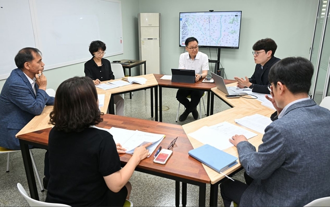 강현석 의정부시 부시장(가운데)이 기획소통국의 업무보고를 받고 있다.(사진설명)
