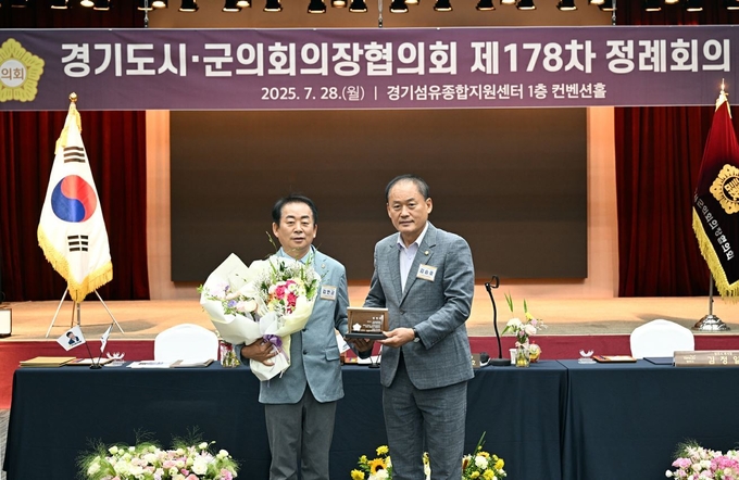 경기도시·군의회의장협의회 대변인으로 선임된 김연균 의장(왼쪽)이 김승호 협의회장(오른쪽)으로 부터 임명패를 수여받은 후 기념촬영하고 있다.(사진설명)
