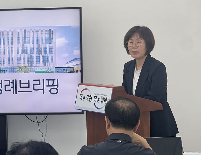 박은숙 포천시 보건소장이 12일 열린 시정 정례브리핑에서 종합 보건정책 추진 계획을 설명하고 있다.(사진설명)