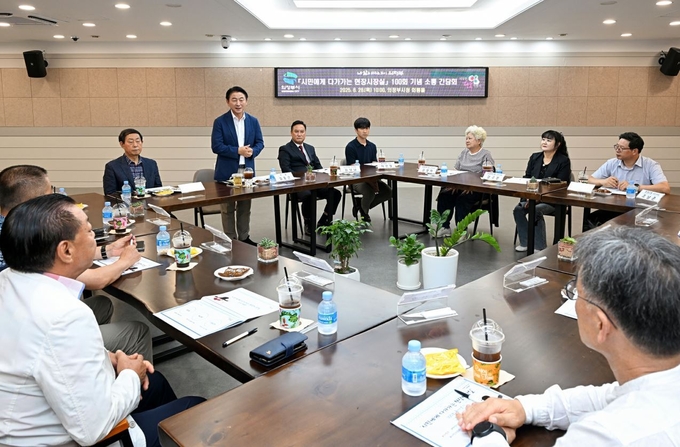 김동근 시장이 28일 '시민에게 다가가는 현장시장실' 100회 기념 간담회에서 시민들과 소통하고 있다.(사진설명)