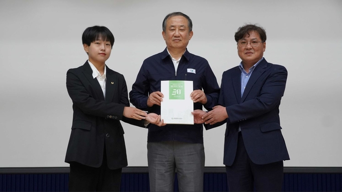 김장호 본부장(가운데)이 직원들과 함께 '의정부도시공사 창립 30주년 기념 백서'를 공개하고 있다.(사진설명)