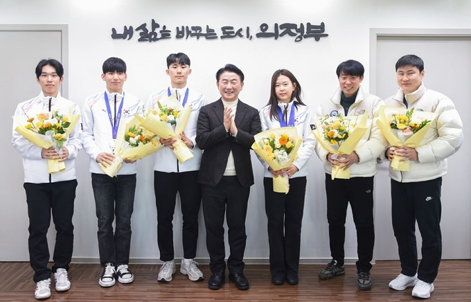 김동근 시장이 의정부시청 빙상팀과 기념촬영하고 있다.(사진설명)