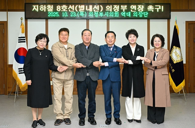 좌로부터 최정희(9대 전반기), 안지찬(8대 전반기), 허환(4대 전반기), 김연균(9대 후반기 현의장), 빈미선(6대 후반기), 최경자(7대 전반기) 전 의장이 기념촬영하고 있다.(사진설명)
