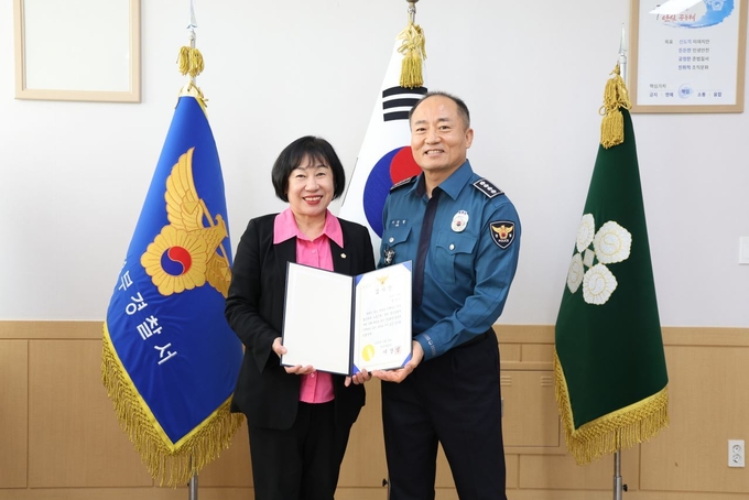 권안나 의정부시의원(왼쪽)이 이상엽 의정부경찰서장(오른쪽)으로부터 감사장을 수여 후 기념촬영하고 있다.(사진설명)