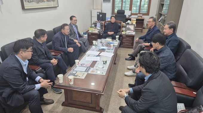 신한대학교 총동문회 임원단이 성명서 채택을 위한 논의를 하고 있다.(사진설명)