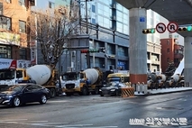 초등학교 공사 앞 도로 점령한 레미콘 차량들…불법 정차 방치에 사고 위험 키워