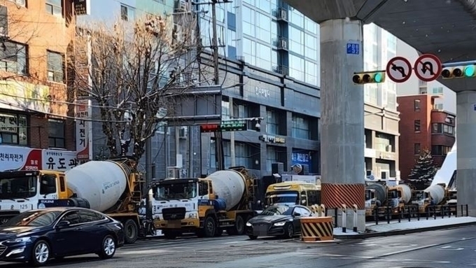 초등학교 공사 앞 도로 점령한 레미콘 차량들…불법 정차 방치에 사고 위험 키워